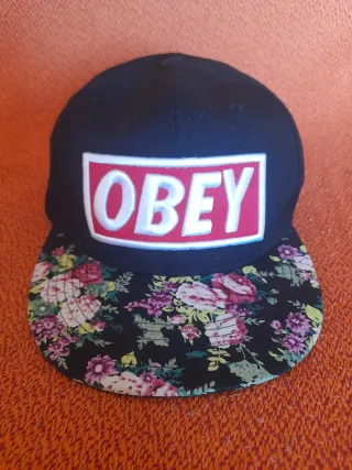 Gorra Obey Negra con Estampado Floral