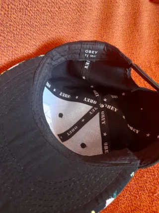 Gorra Obey Negra con Estampado Floral