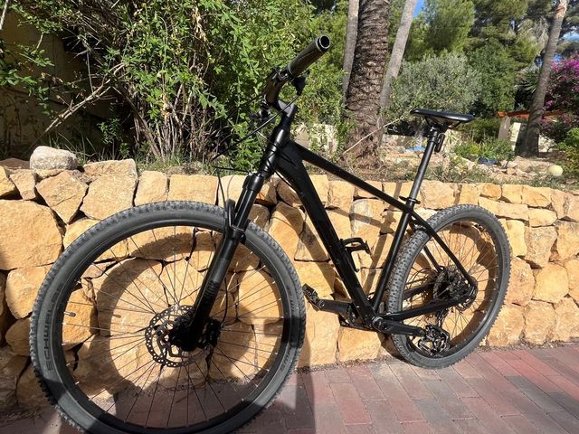 Bicicleta Cube Negra en perfecto estado