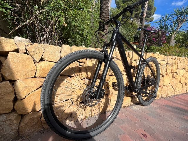 Bicicleta Cube Negra en perfecto estado