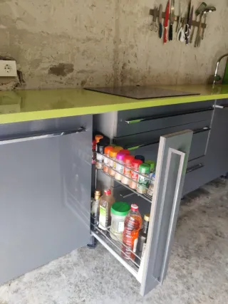 Cocina modular gris y verde con isla