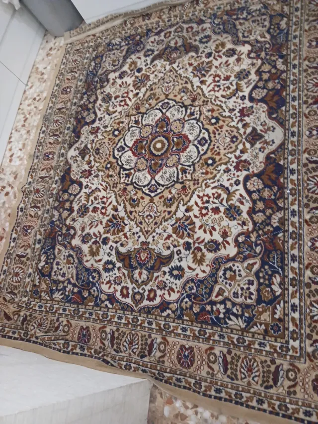 Alfombra de lana beige y multicolor