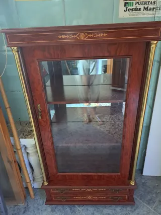 Vitrina de madera con detalles dorados.