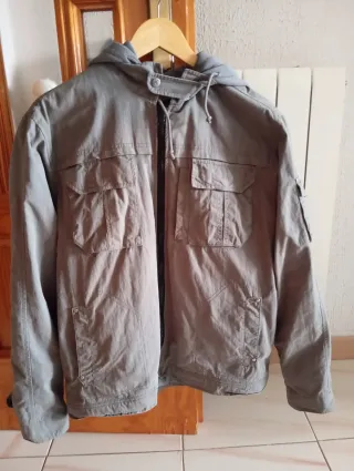 Chaqueta gris con capucha Talla L