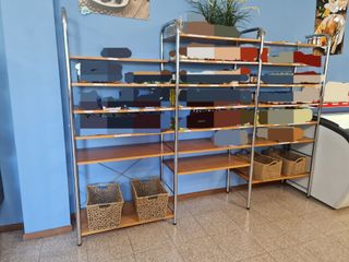 Estanterías de madera y metal