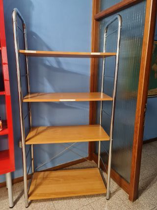 Estanterías de madera y metal