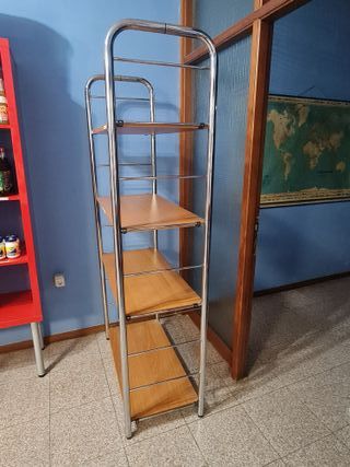 Estanterías de madera y metal