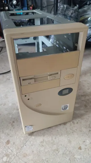 Torre para PC Retro antigua vacía 