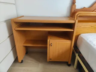 Mesa de escritorio de madera con ruedas