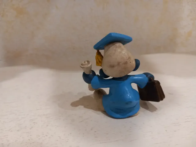 Puffo Laureato con Toga, Borsa e Diploma