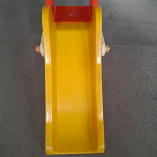 Tobogán infantil amarillo y rojo