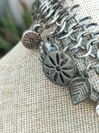 Pulsera metálica con charms plateados