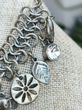 Pulsera metálica con charms plateados