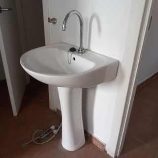 Lavabo con pie y grifo pedal