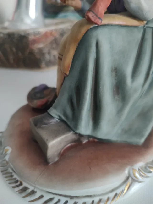 Statua Capodimonte donna che cuce