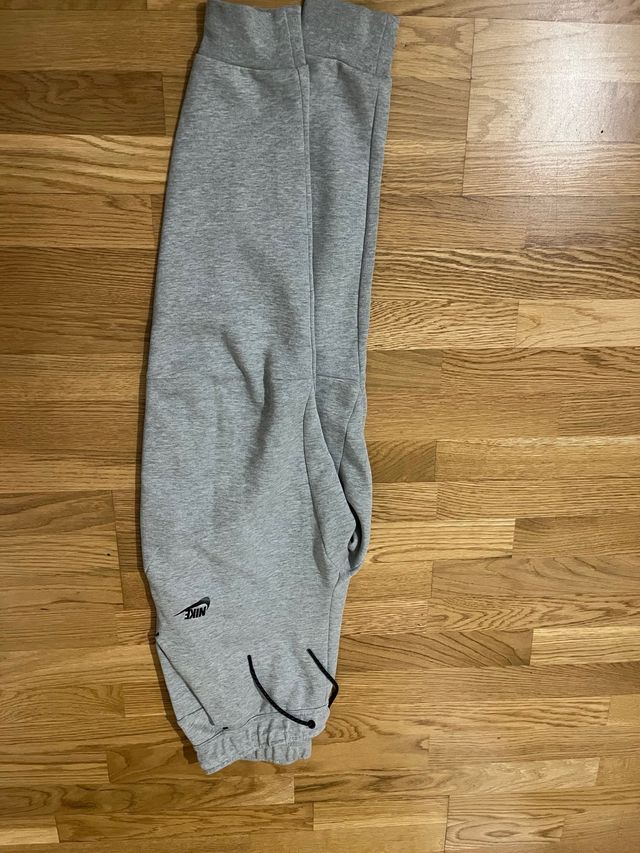 Pantalón Nike Tech Gris