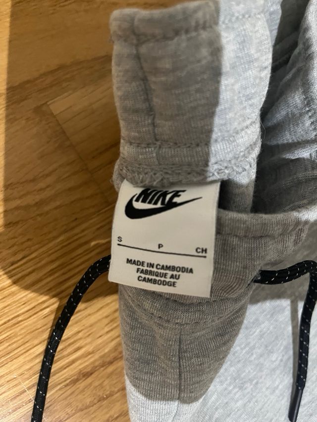 Pantalón Nike Tech Gris