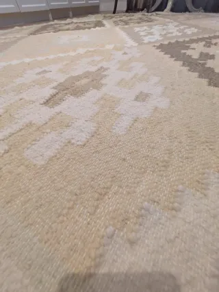 Alfombra de lana beige y marrón