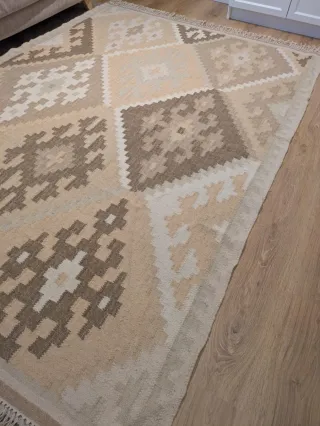 Alfombra de lana beige y marrón