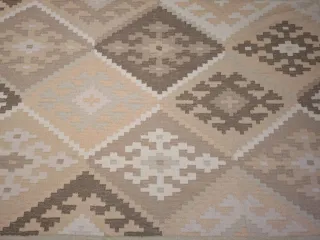 Alfombra de lana beige y marrón