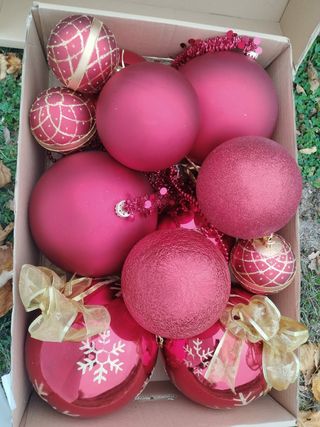 Bolas rojas gigantes de Navidad