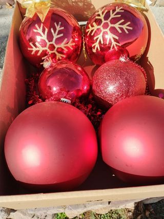 Bolas rojas gigantes de Navidad