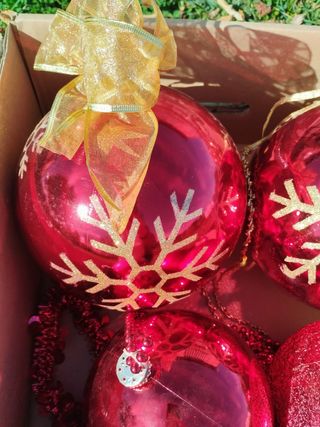 Bolas rojas gigantes de Navidad