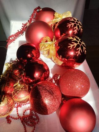 Bolas rojas gigantes de Navidad