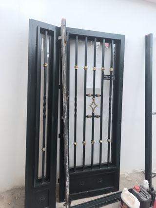 Puerta de forja  con detalles dorados