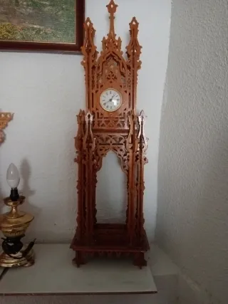 Torre de madera con reloj