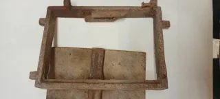 Tapa registro metálica antigua