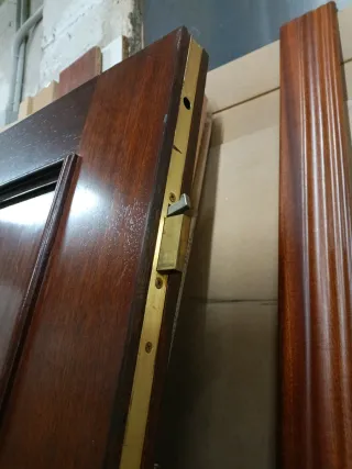 Puerta blindada madera oscura