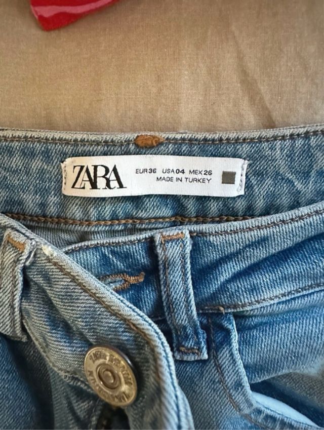 Zara Vaqueros Rectos Desgastados