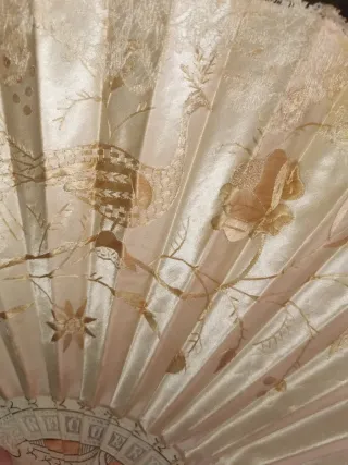 Abanico de seda bordado