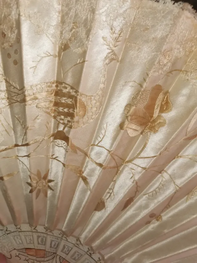 Abanico de seda bordado