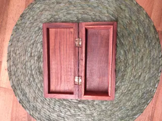 Caja de madera tallada floral