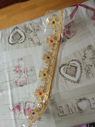 Corona de Rey Dorada con Gemas