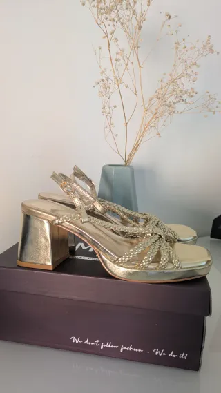 Sandalias doradas tacón