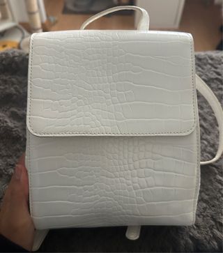 Mochila pequeña blanca efecto piel