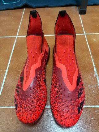 Botas de fútbol Adidas tobilleras rojas
