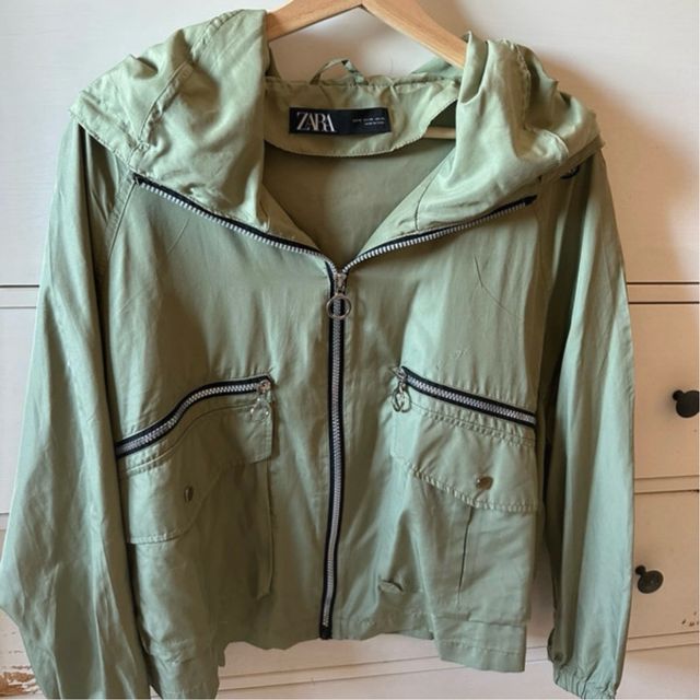 Chaqueta Zara verde con capucha