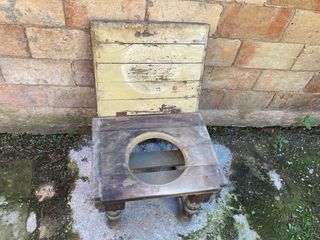 Antiguo inodoro de madera