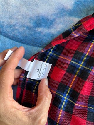 Falda y corbata a cuadros sexy