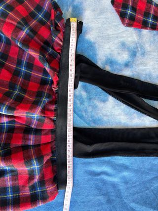 Falda y corbata a cuadros sexy