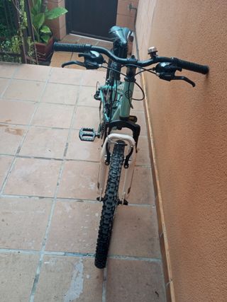 Bicicleta Megamo con rueda de recambio