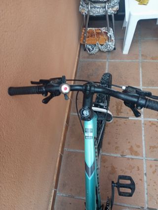 Bicicleta Megamo con rueda de recambio