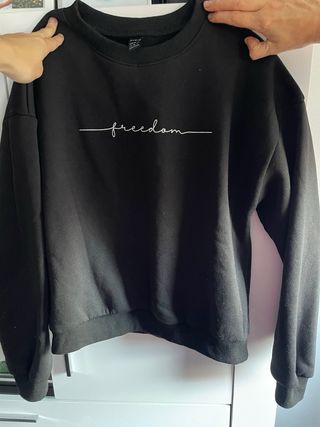 Sudadera negra con estampado freedom