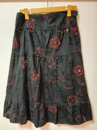 Falda negra con lentejuelas rosas