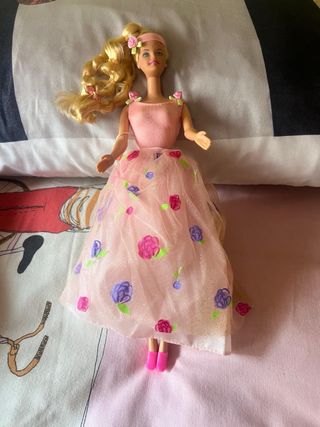 Muñeca Barbie vestido rosa flores