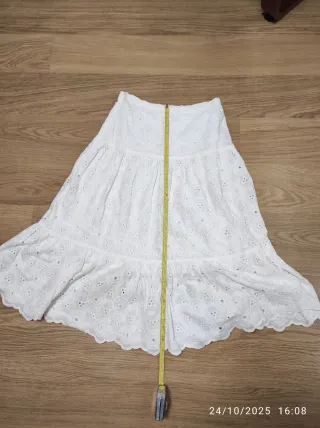 Falda blanca bordada
